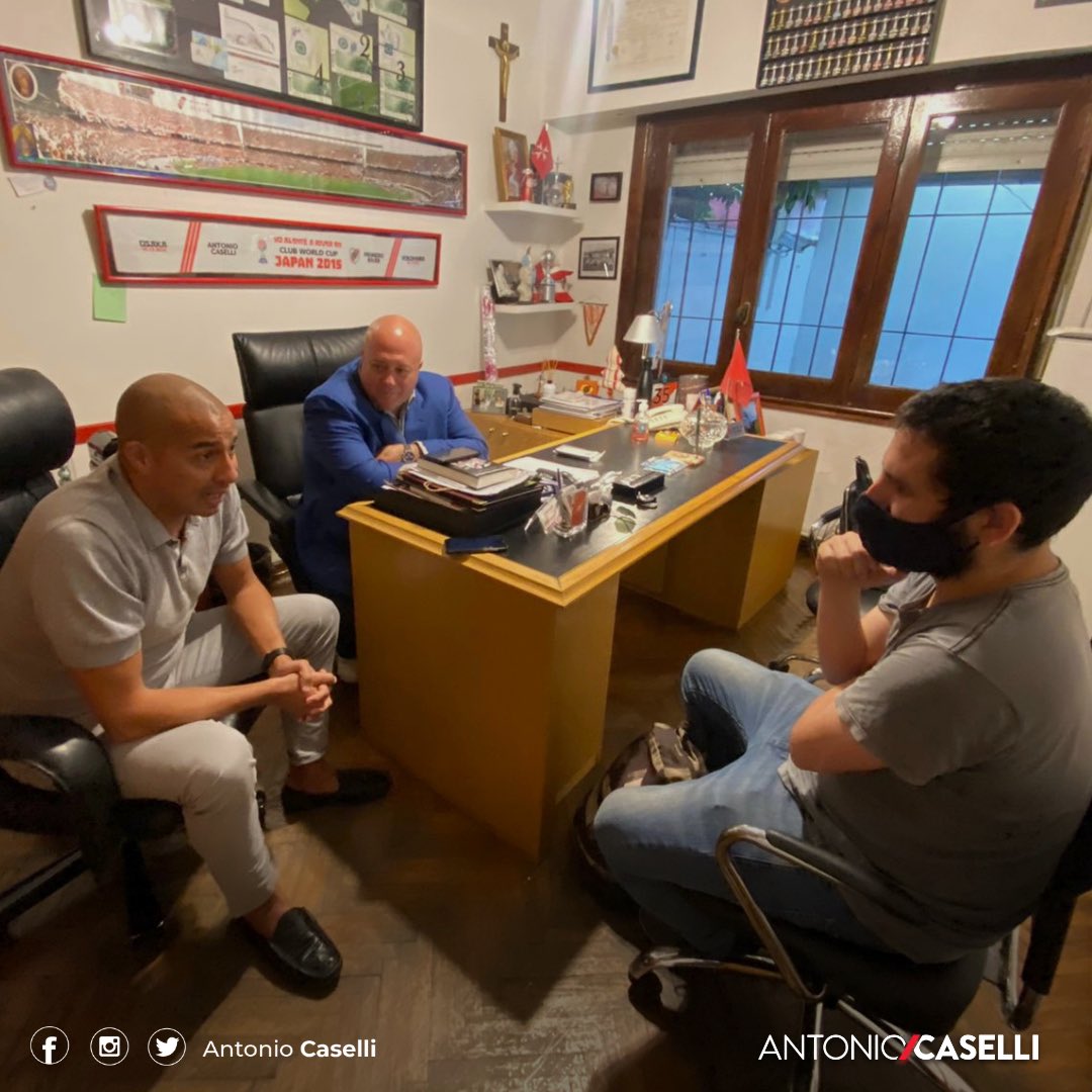AntonioCaselli's tweet photo. Junto a @Trezegoldavid charlando con @perfilcom sobre el #River que deseamos después de diciembre. ⚪️🔴 https://t.co/ccfIyqOaJE