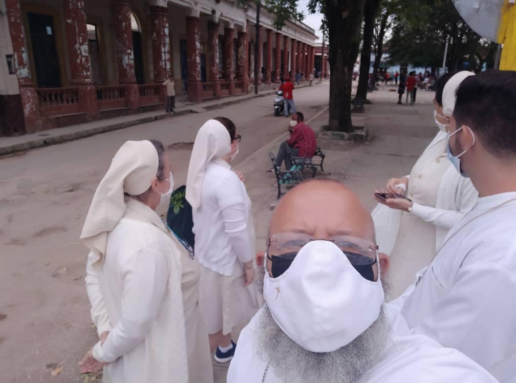 MarioJPenton's tweet photo. Qué valientes las Hijas de la Caridad, los sacerdotes y pastores de la Iglesia que han salido a las calles para acompañar al pueblo #15NCuba #PatriaYVida https://t.co/halNSNotjk