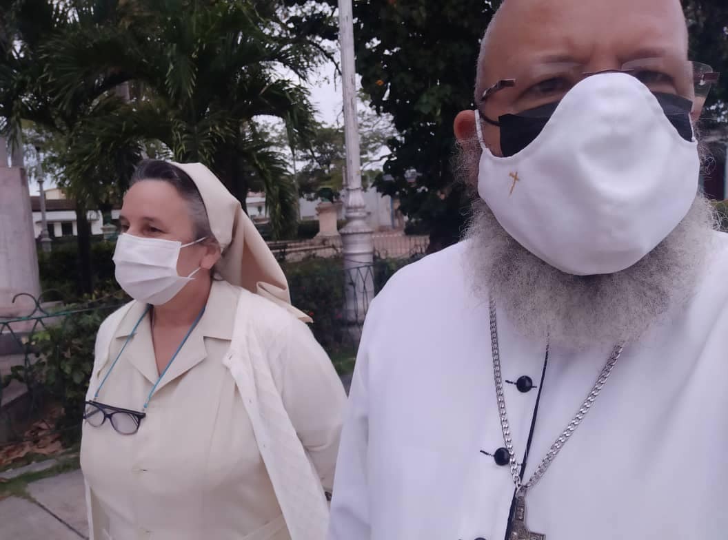 MarioJPenton's tweet photo. Qué valientes las Hijas de la Caridad, los sacerdotes y pastores de la Iglesia que han salido a las calles para acompañar al pueblo #15NCuba #PatriaYVida https://t.co/halNSNotjk