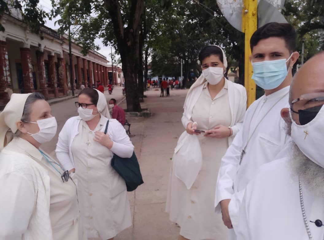 MarioJPenton's tweet photo. Qué valientes las Hijas de la Caridad, los sacerdotes y pastores de la Iglesia que han salido a las calles para acompañar al pueblo #15NCuba #PatriaYVida https://t.co/halNSNotjk