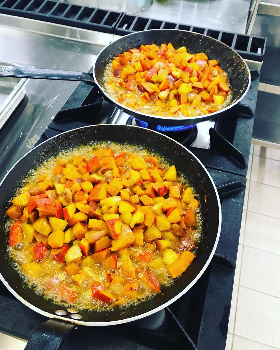 LittleBioteam's tweet photo. A la découverte des produits de saison : 
Nicolas, notre chef cuisinier, a organisé un atelier cuisine avec une classe de 5e... millassou (A sa façon) potimarron, pomme, granola curry! 100% #bio, 100% #faitmaison! 

@Cite_ADusolier @EcoAlcide https://t.co/hZsCrTa25g
