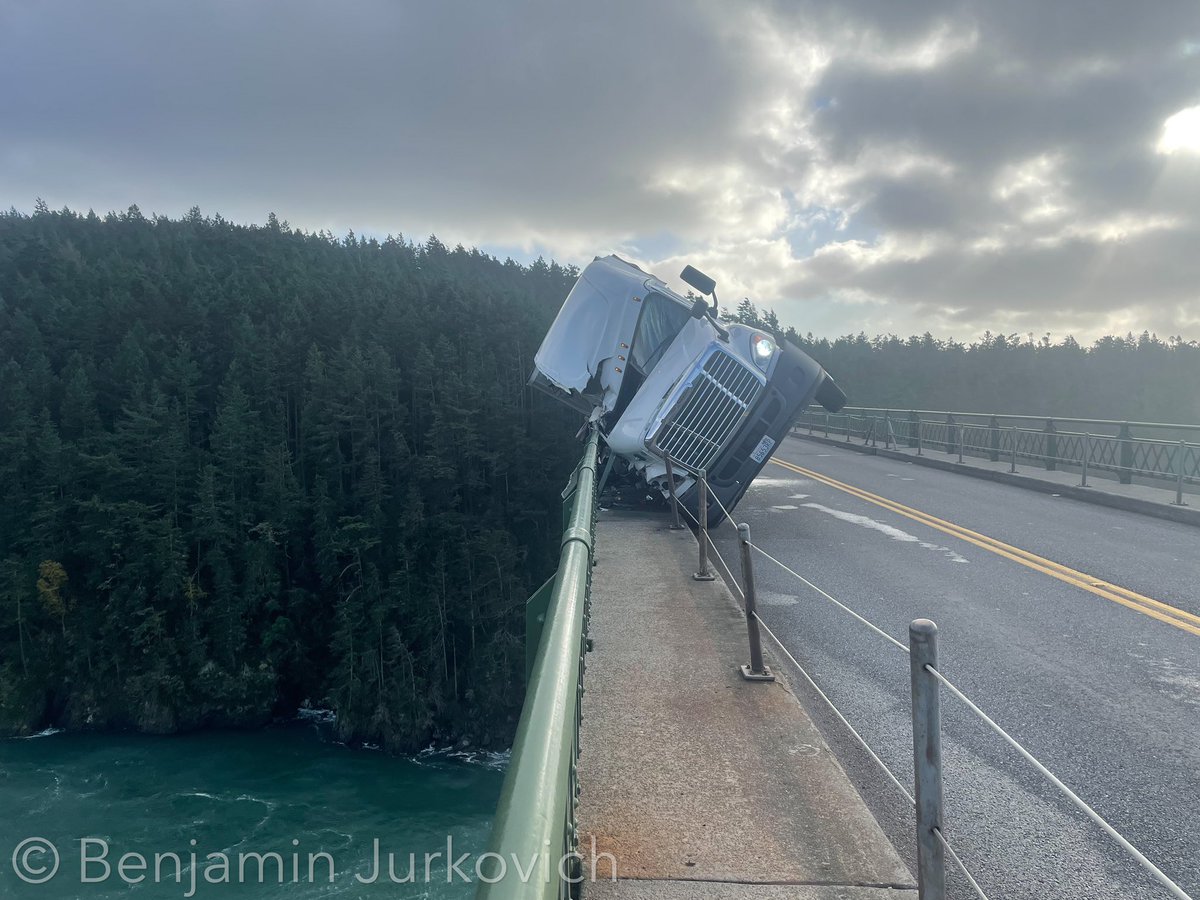 BenJurkovichWX's tweet photo. Scary situation on the Deception Pass bridge! #wawx #pnw #wind @NWSSeattle https://t.co/hEi6rysAFb