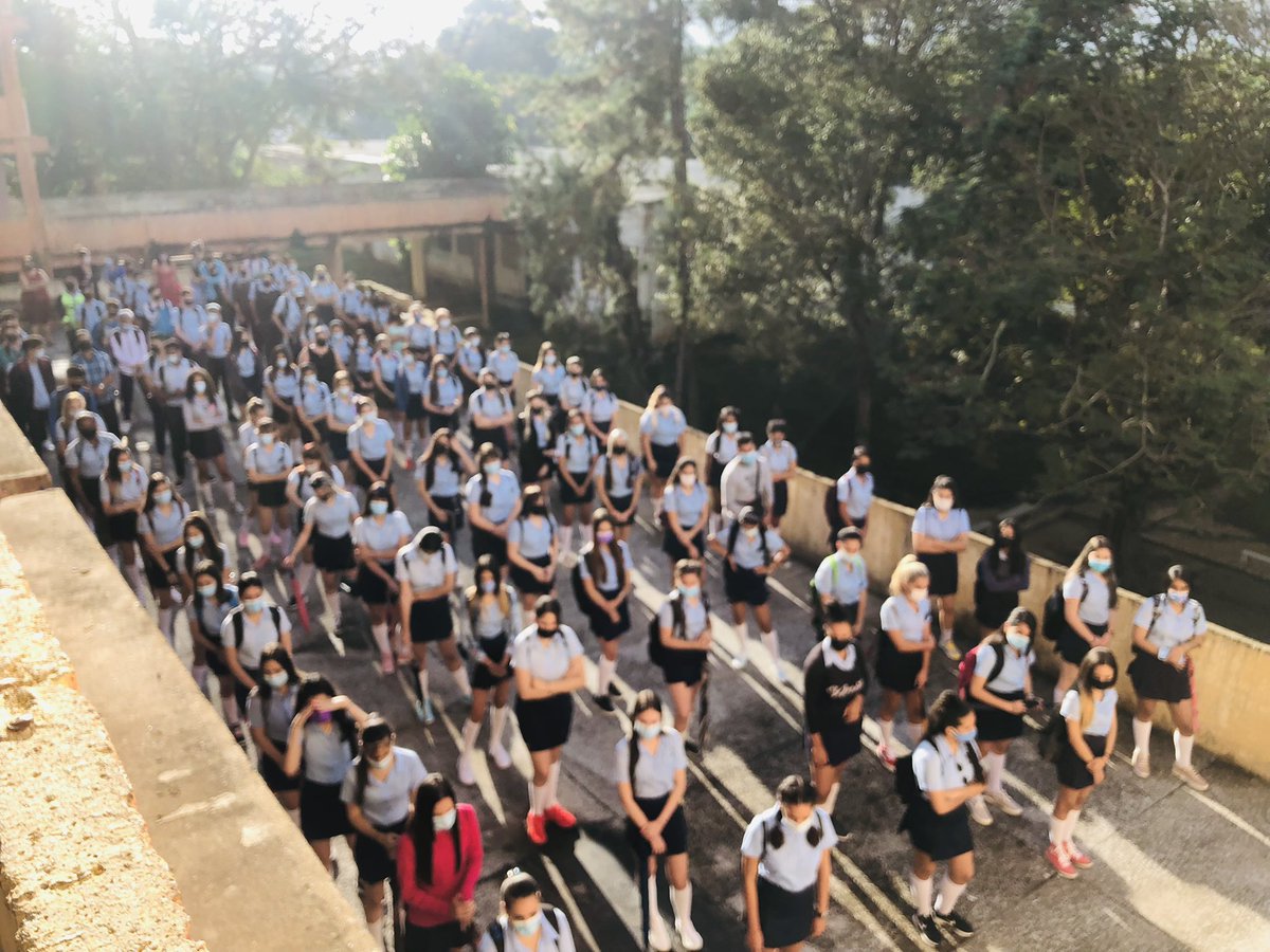 Felices del reencuentro nuestros estudiantes engalanan todo el centro que abre sus puertas para continuar el curso escolar. #EducaciónManicaragua #EducaciónVillaClara #Somoscontinuidad #lienofarrillmons #YamiletHerreraAlfonso.