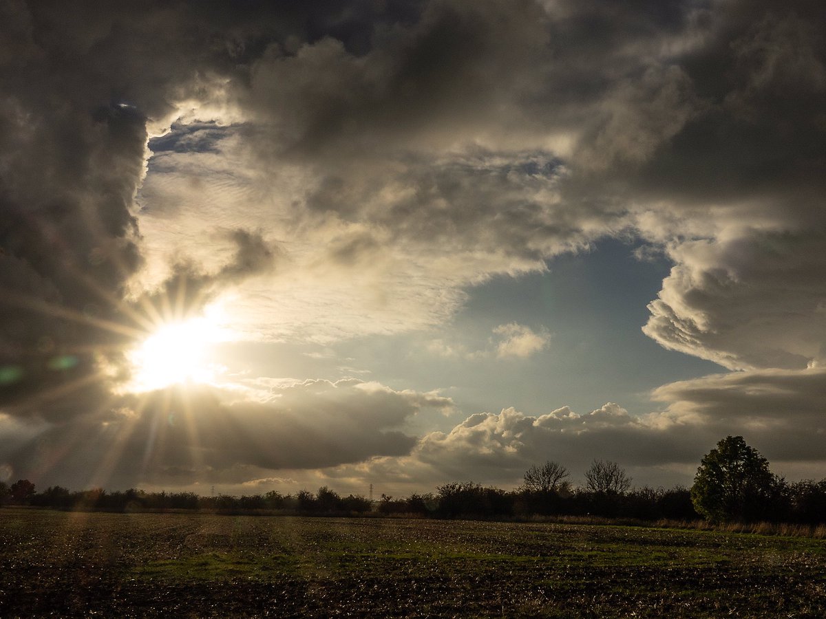RMillerDerby's tweet photo. A window to the sky from Orston, Nottinghamshire @StormHour @ThePhotoHour @CanonUKandIE @CloudAppSoc https://t.co/EfYuxRMrnr