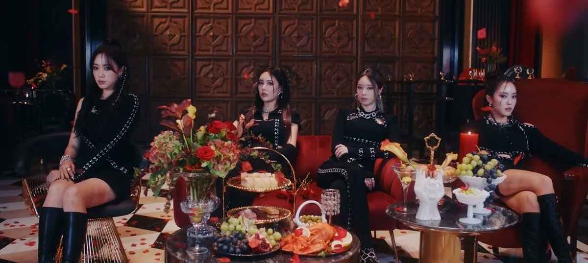 Kmagazinemx's tweet photo. #TARA nos pone a bailar con su nueva canción #TIKITAKA 💃🏻
¿Ustedes ya escucharon este esperado regreso?
🎥: https://t.co/lFfVvhmlHx
#티아라 #TIKITAKA #ALLKILL #TARA_COMEBACK https://t.co/6SWzFZtWuS