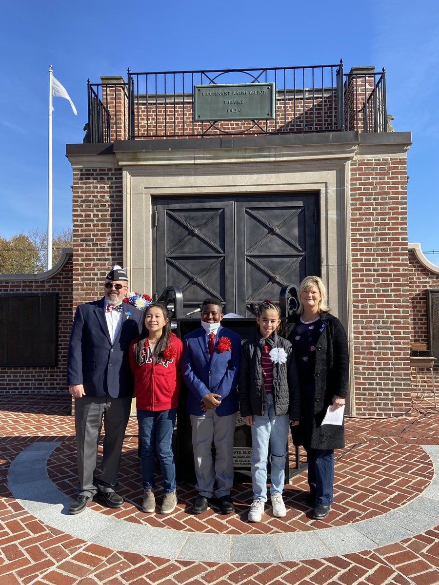SeachPrincipal's tweet photo. Honoring Veterans Day.
Grade 5 students PK,Emanuelle,and Charlene! Leo our crossing US Air Force and Master Sergeant MCconvey US Army#seachroars https://t.co/7g8E216UP9
