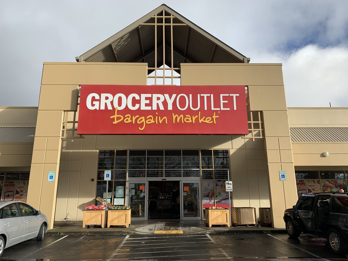 patrecycles's tweet photo. #ARD We’re back at it! Today is America @recyclesday. After 2years I am happy to be tabling again at my local @GroceryOutlet in Crown Hill/Ballard. Most #CommonQuestion: “How clean does it need to be?”
#RecycleRight = Empty,Clean,&Dry-ish.
No food residue. @SeattleSPU #Compost https://t.co/YbxSD6c6r7
