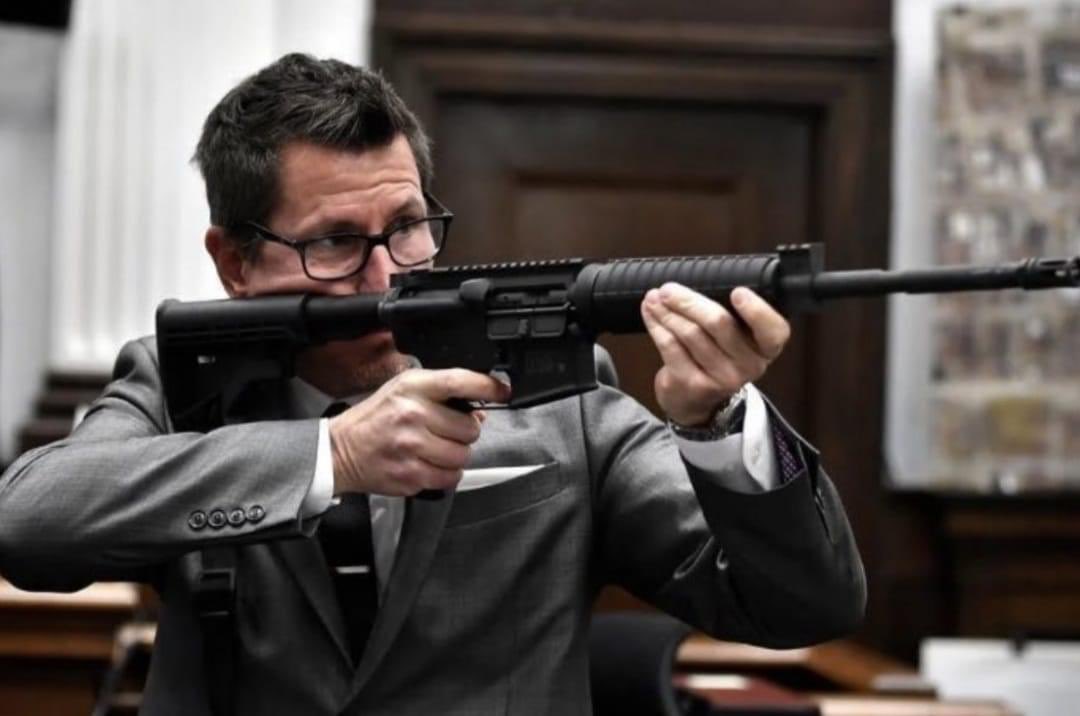 redco2012's tweet image. Yes the idiot prosecutor #Binger actually pointed a gun at the jury w/ his finger on the trigger, falsely depicting Rittenhouse being aggressive with the rifle. Binger was trying to create fear among the jurors. There is no evidence whatsoever that Kyle ever held his gun that way