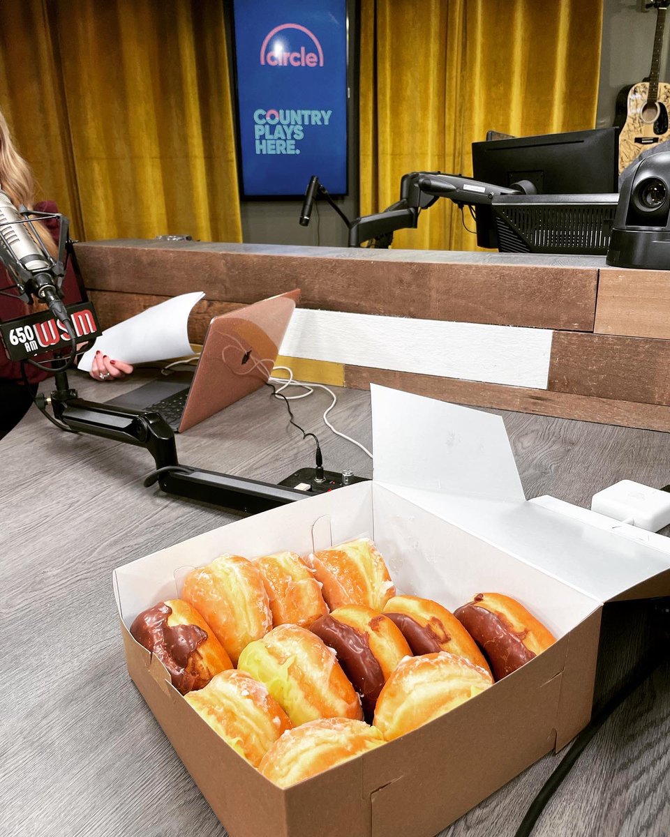 FiddlerBeckyB's tweet photo. Brought a little @SeeManchesterTN  to the 📻 &amp; the 📺 in @visitmusiccity today!
.
#ProjectDonuts
.
@CircleAllAccess @WSMradio https://t.co/DwYdqNE85h