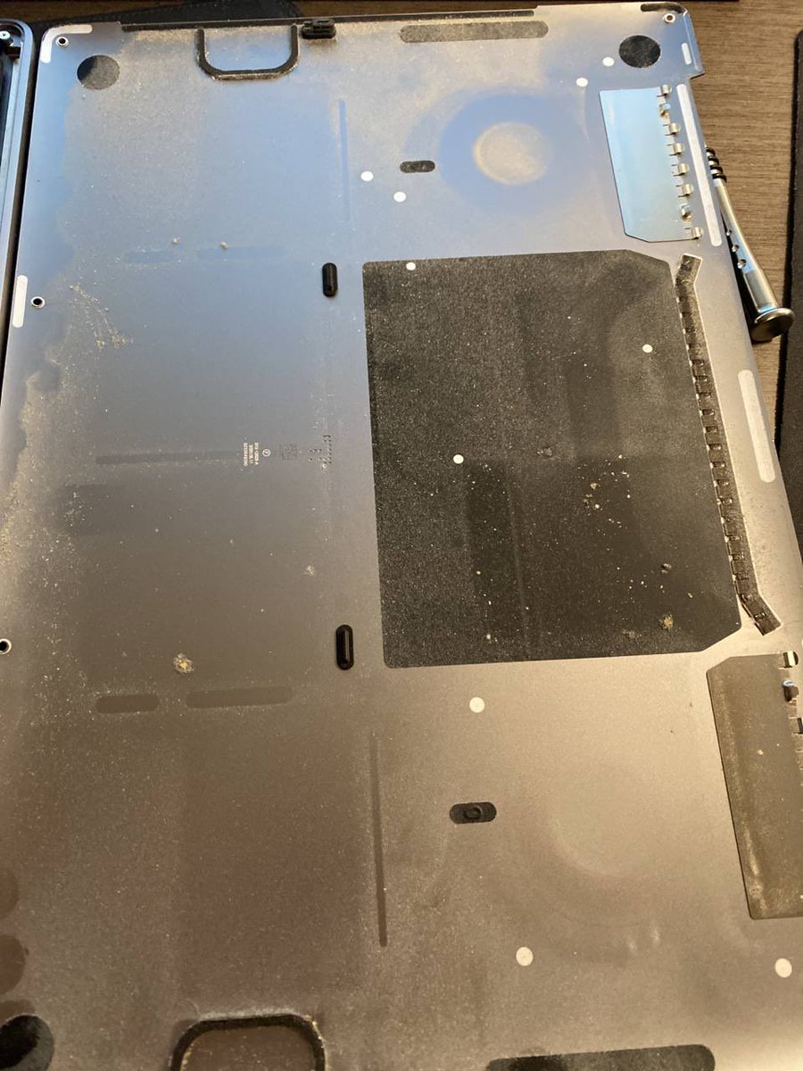 Les ventiles de mon MacBook Pro commençaient à faire un drôle de bruit, alors je l’ai démonté et OH MON DIEU TANT QUE ÇA ?