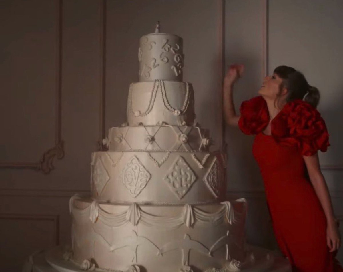 if you look closely, you can see 13 and 26 at the top layer of the cake than birds on the bottom layer of the cake and just above that there’s RED like her ring. what’s with all these tay <a href="/taylorswift13/">Taylor Swift</a> <a href="/taylornation13/">Taylor Nation</a> #IBetYouThinkAboutMeMV
