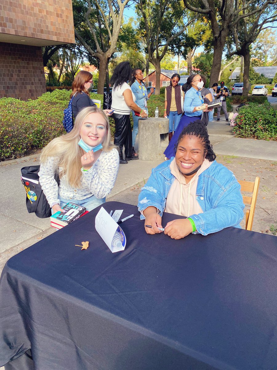 My YA Literature class read The Hate U Give by @angiecthomas a few weeks ago and I did a presentation on it and everything. Well I met Angie at @YALLFest this past weekend and I can’t wait to surprise my professor with a signed copy of the book! https://t.co/iVsHxIJoTk