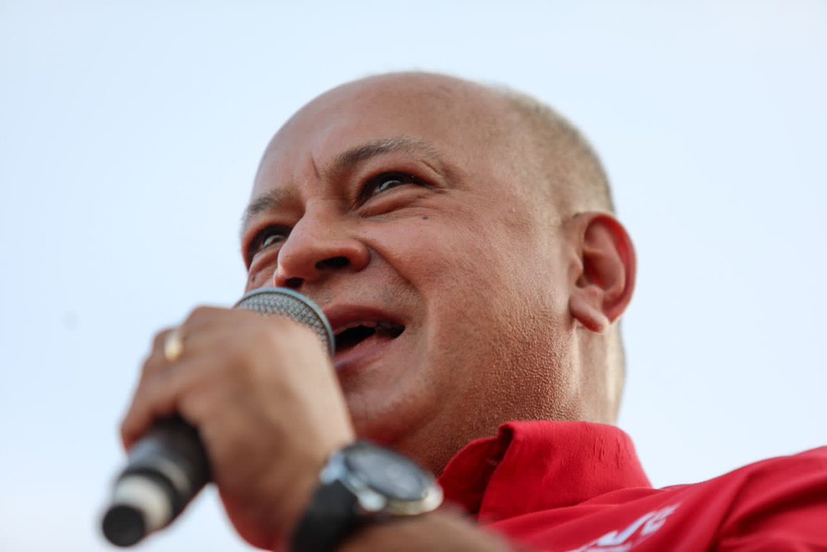 PartidoPSUV's tweet photo. Diosdado Cabello Rondón: Hoy le pedimos el voto a este pueblo y mañana, debemos llamarles a gobernar con nosotros (+FOTOS) https://t.co/UlGENVPbRw

#1x10VotarParaGanar 
#ZuliaTieneConQué https://t.co/CoF8hfnR4y