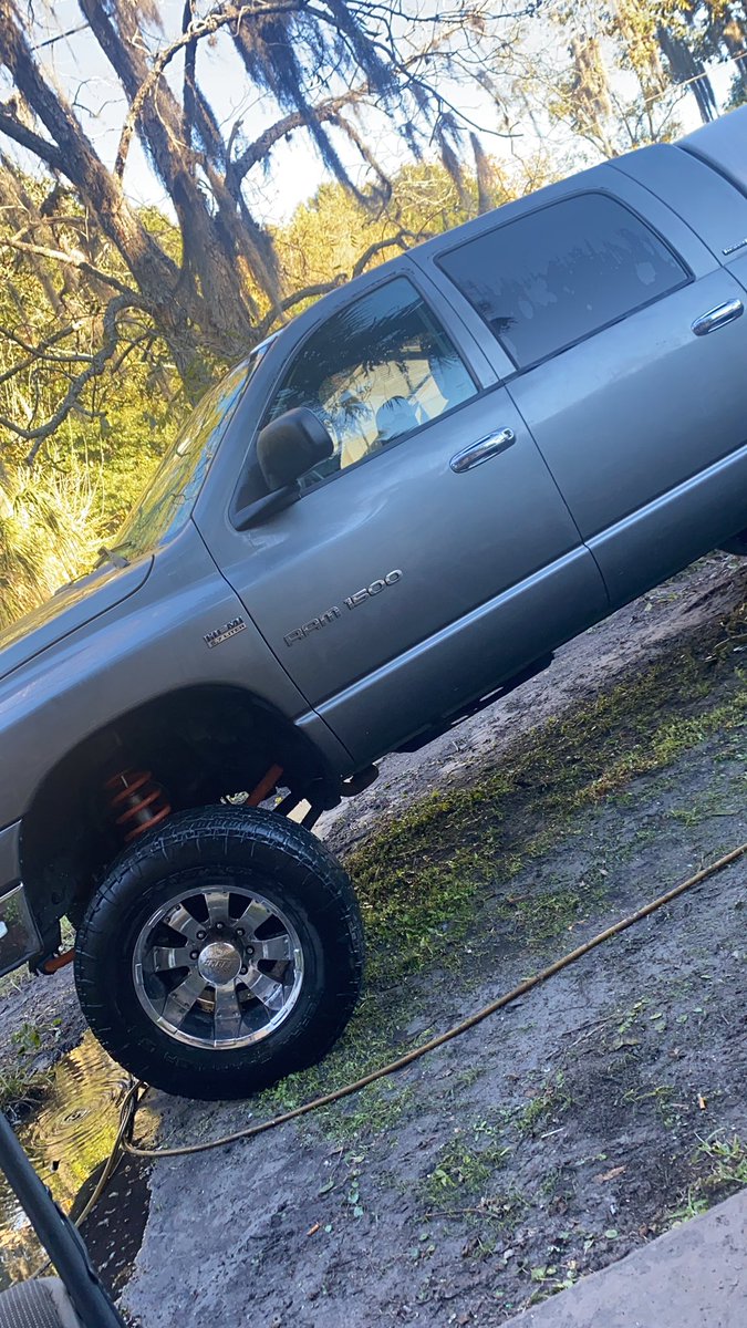 caitlynbiitchh's tweet image. My boo got his truck fixed and we just detailed it.  We turned a brown pollen looking truck into a new one again  #assignmentcompleted