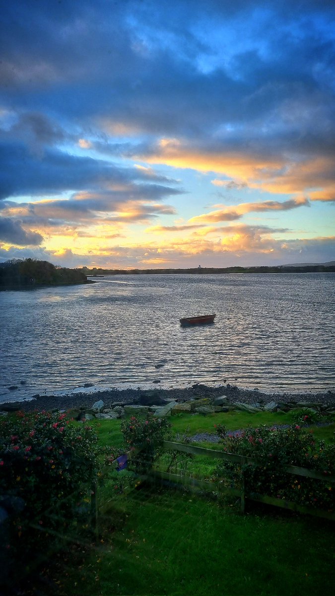 One from last week that I edited a little bit 🙂

#fourmilebridge #holyhead #anglesey #northwales #uk #afterthesunsets #beautiful #view #clouds #sky #inlandsea #specialplaceinmyheart