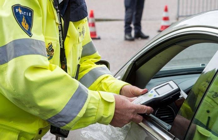 1/2 Tijdens de Parkstad Veiligheidscontrole op de N300 heeft de politie 6164 voertuigen gecontroleerd. 344 reden harder dan de toegestane 100 km/uur. De hoogst gemeten was 169 km/h. Het rijbewijs werd ingevorderd. Tien bestuurders reden onder invloed van alcohol / drugs.
