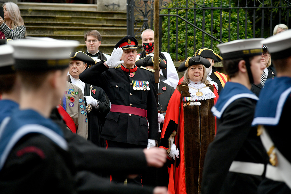 The Mayor of Guildford Cllr Marsha Moseley and Brig. Roger Hood QVRM TD DL take the salute outside Holy Trinity Church on Remembrance Sunday @GuildfordBC #Guildford #LestWeForget #photography #freelance #RemembranceDay2021