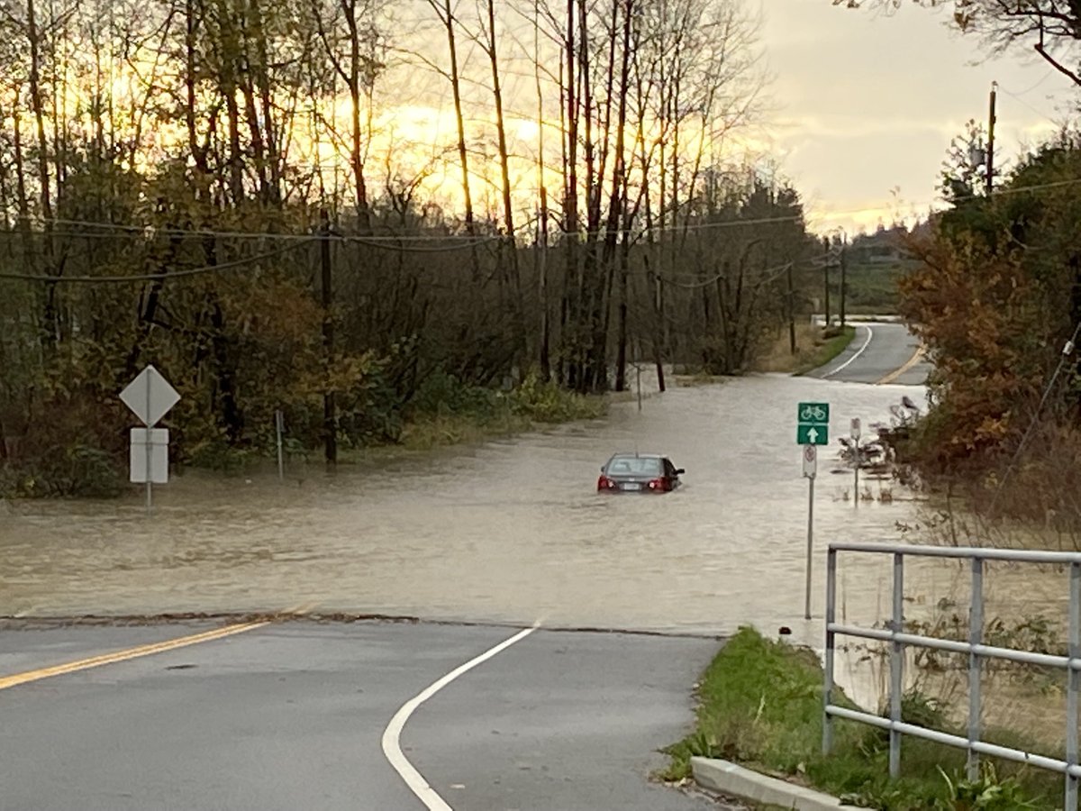 Glover Road In Langley is closed near Trinity Western University
⁦<a href="/CTVVancouver/">CTV News Vancouver</a>⁩