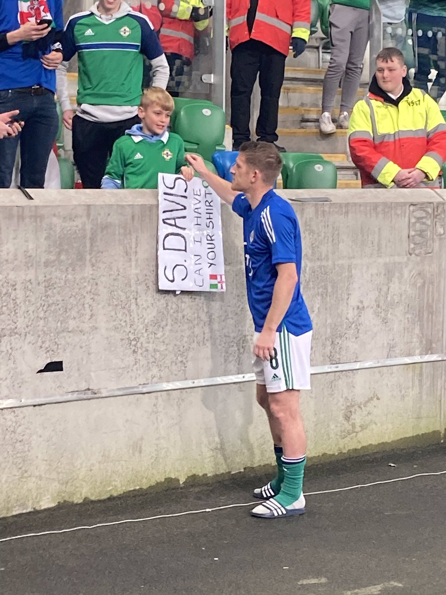 RuthGorman_UTV's tweet photo. Touch of class from Steven Davis after tonight’s 0-0 draw with Italy. Didn’t leave one fan disappointed 📸✍🏻 https://t.co/bNPT92z1l2