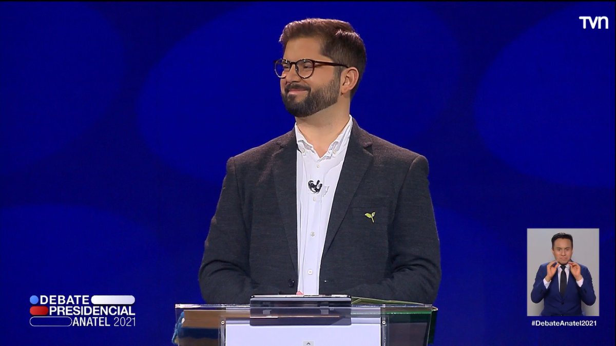 EquipoBoric's tweet photo. Acompañemos a nuestro candidato @gabrielboric en el #DebatePresidencial2021! 

Este domingo #Vota1 y vamos con #BoricEnPrimeraVuelta ☝️ https://t.co/okMhw0qiuB