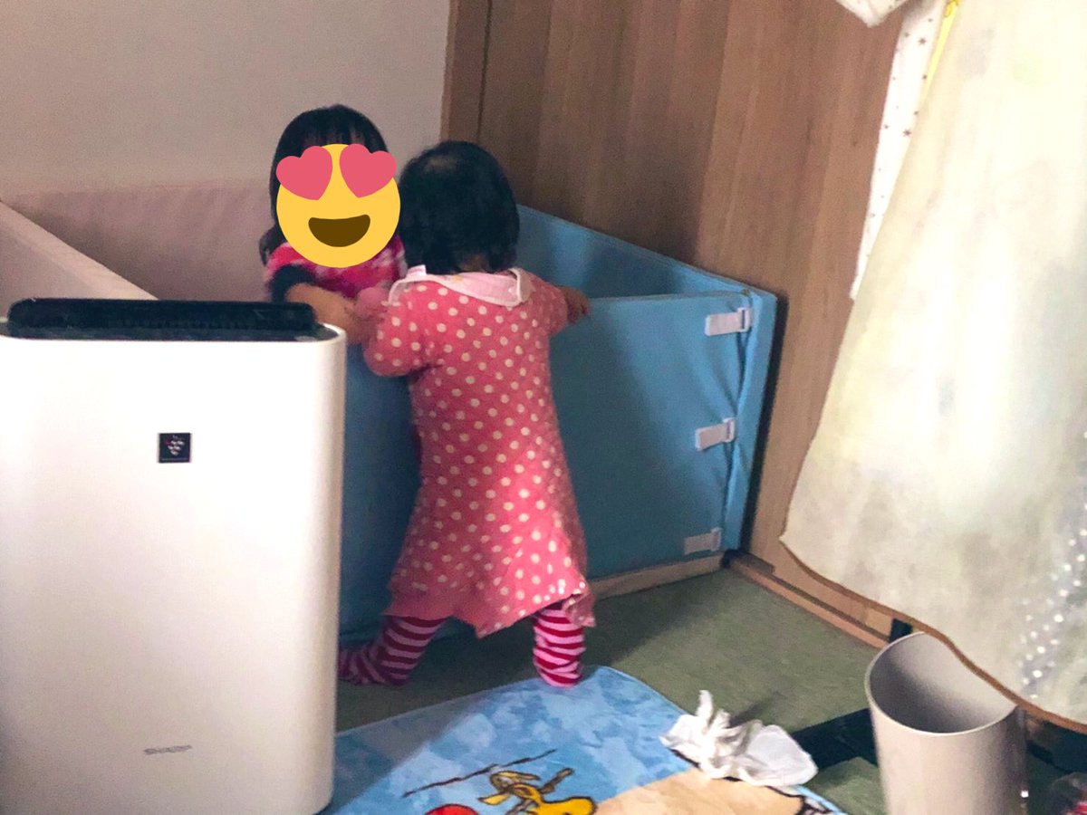 1歳4カ月にしてやっとつかまり立ちが様になってきた☺️はいはいもやっと形になってきたところで少し安心👏