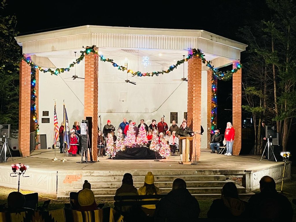 Ashland_KY's tweet photo. Winter Wonderland of Lights Kickoff Ceremony!! The lights go on tonight and are available through the beginning of January! 🎄⛄️
Visit https://t.co/uc4XOuyZLe for all the details!!
#ashlandky #VisitAKY #createwithusaky #holidayeithusaky #centralparkashlandky https://t.co/xVmYCcjg0y