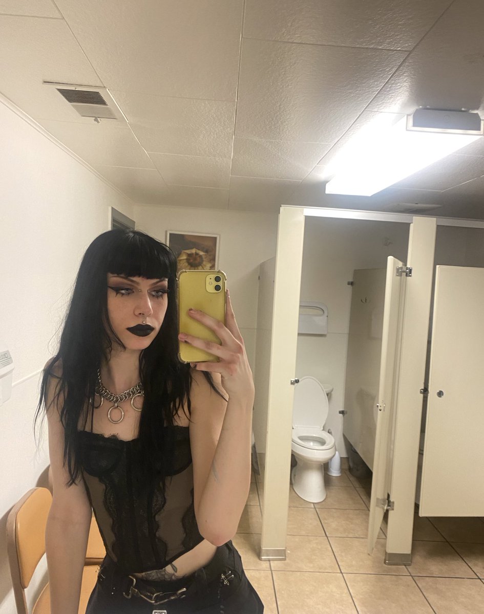 nacarat_blues's tweet photo. eagle bathroom https://t.co/uOMU5naOQS