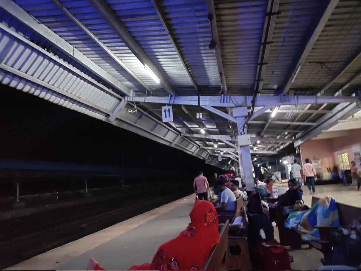 sk_sagar06's tweet photo. @thivim railway stn waiting for mangladeep sf exp from last 2 hr. Train's Scheduled time was 3.52 am. Now it's 4.55 am. @PiyushGoyal @indianrail expect some update on Indian rail efficiency. https://t.co/gru0lydbSs