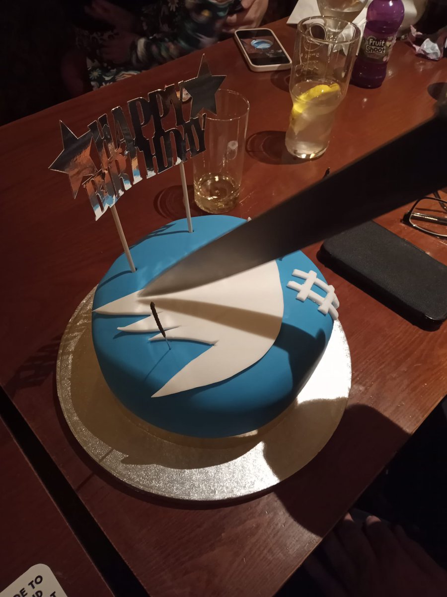 HampsonJude's tweet photo. Feel compelled to also tweet the Twitter cake I baked for my Twitter loving dadβs birthday #Twittercake https://t.co/3z8pl4ybHB
