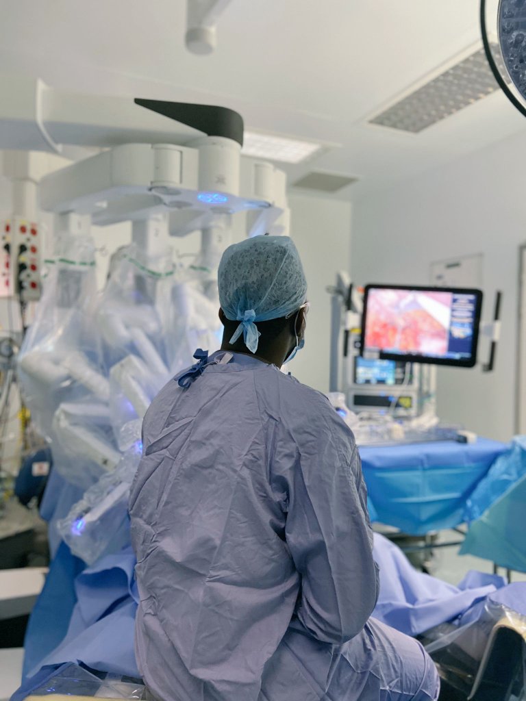 PikaRoland's tweet image. #firstassist for robotic distal pancreatectomy. Well done again to our Brilliant robotic team at #ouh. When assisting in multiple specialities the basic principles never change. Traction, counter traction, know your anatomy know your procedure. #surgicalcarepractitioner