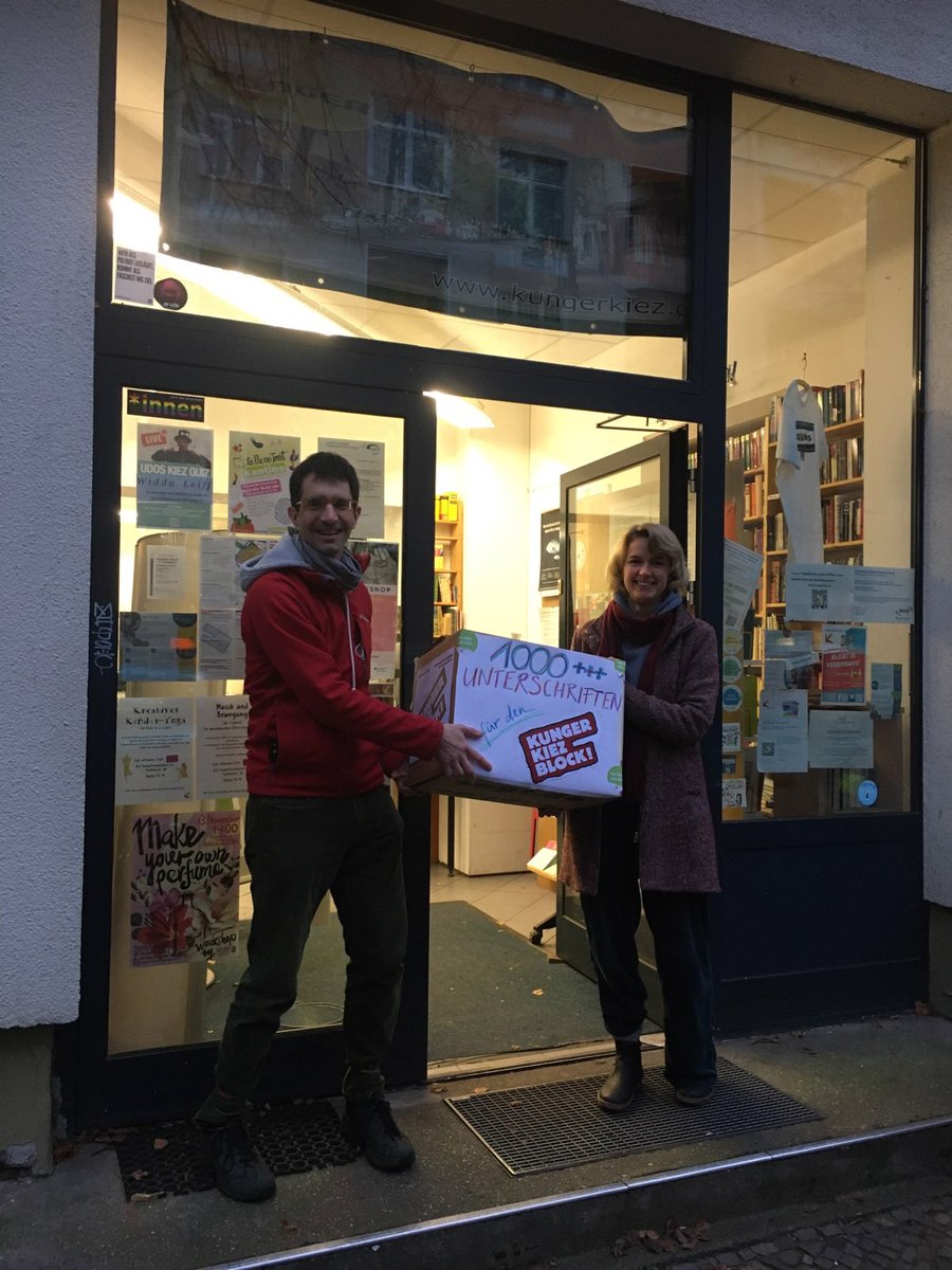 Yeah! Heute wurden die 1.700 Unterschriften für unseren #Kiezblock an das  ⁦<a href="/BaBerlinTK/">Bezirksamt Treptow-Köpenick</a>⁩ übergeben. Die #Verkehrswende im Kunger-Kiez kann kommen! ⁦<a href="/oldoldtreptow/">Christoph Keller</a>⁩ ⁦<a href="/CCitiesOrg/">Changing Cities e.V.</a>⁩ ⁦<a href="/ADFC_Berlin/">ADFC Berlin e.V.</a>⁩