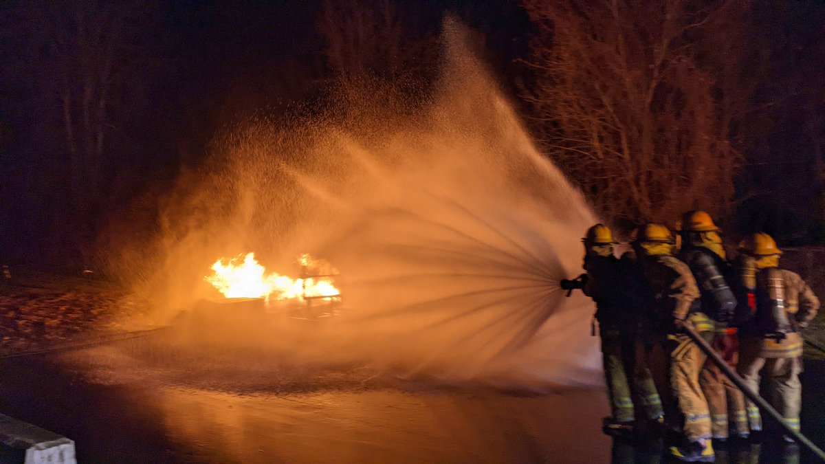 GordRoesch's tweet photo. Evening live fire training at SFA!
#NFPA1001 #SFA #preservicefire #southwestfireacademy https://t.co/M5TL3pgSvI