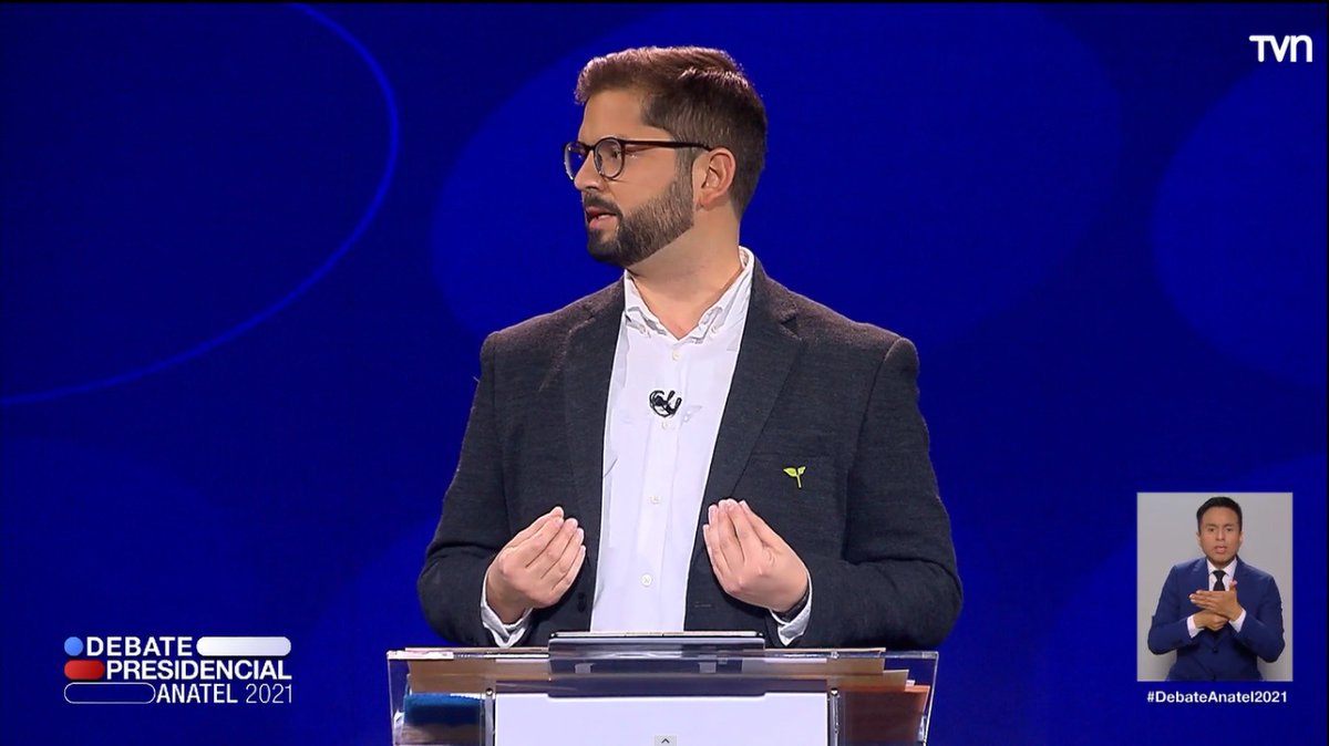 EquipoBoric's tweet photo. “Yo espero liderar un gobierno que llegue a acuerdos para tener una mejor salud que no discrimine entre ricos y pobres”. @gabrielboric

#BoricEnPrimeraVuelta en #DebatePresidencial2021 ☝️ https://t.co/FdzlQC4P42