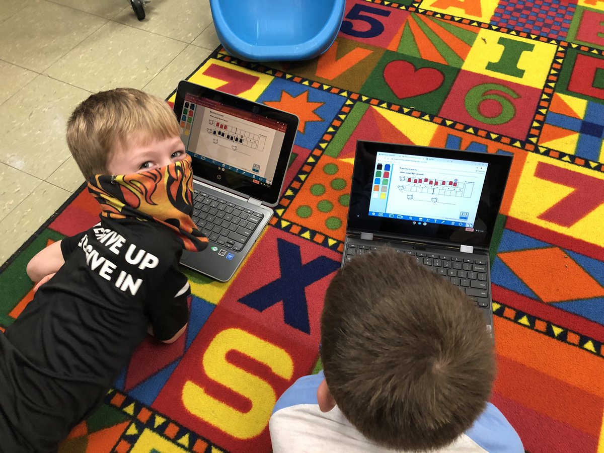 1st graders work with a partner to play a digital math game! #workplaces#bridges
