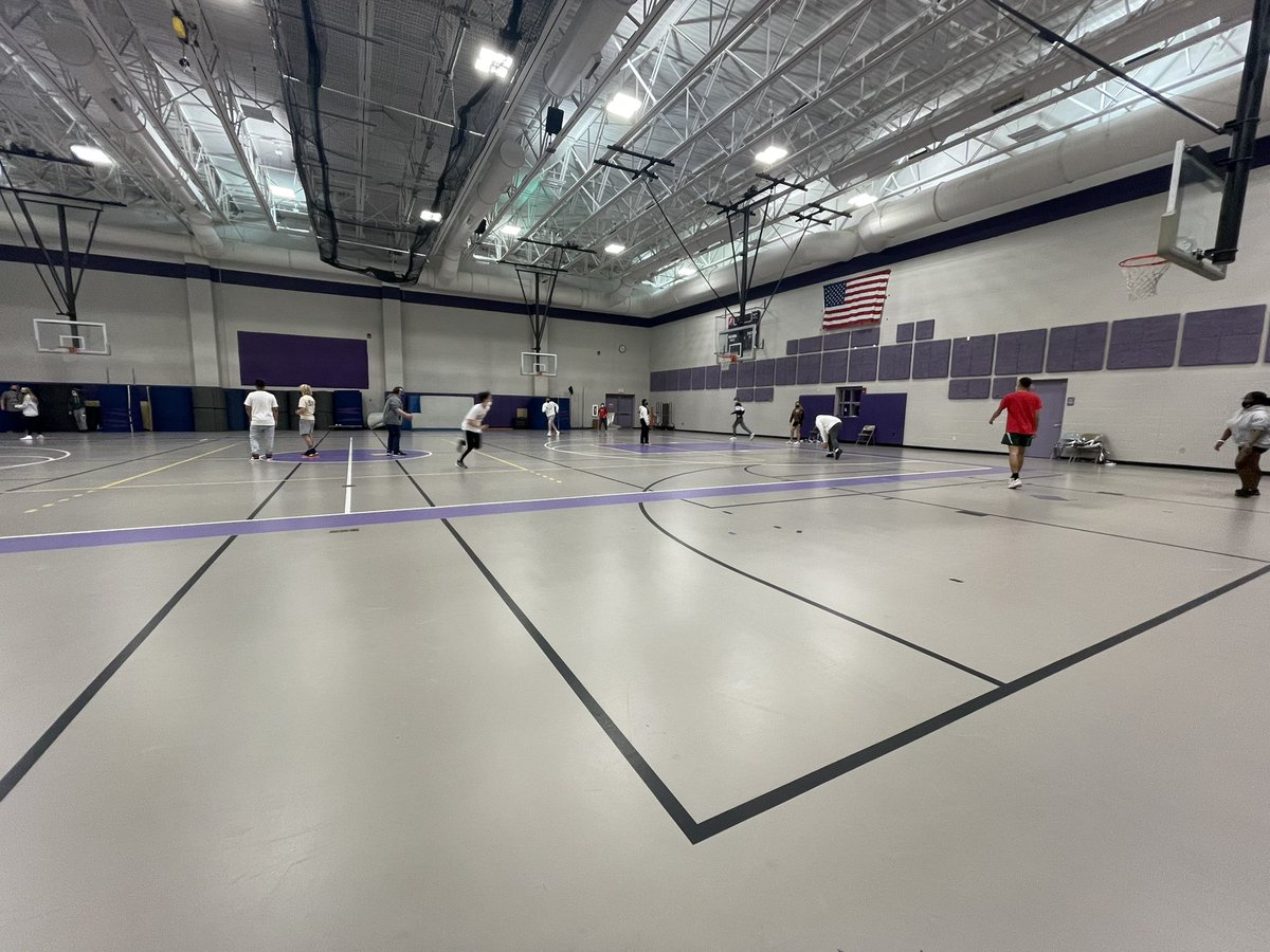 One of the offerings in South PE classes this week is Wiffle Ball! Prior to breaking up into teams, all students received a lesson on the concepts of: foul balls, tagging up, force outs, and base running‼️ 👍