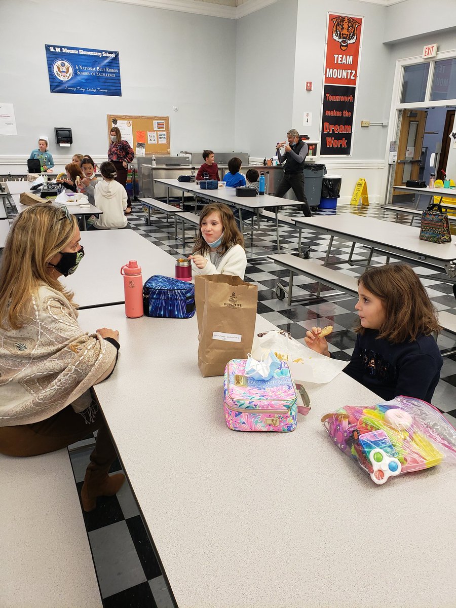 Lunch with your teacher <a href="/MountzSchool/">H.W. Mountz Elementary School</a>! #AmericanEducationWeek 
📖 🍎
 🖤  🧡 🐯