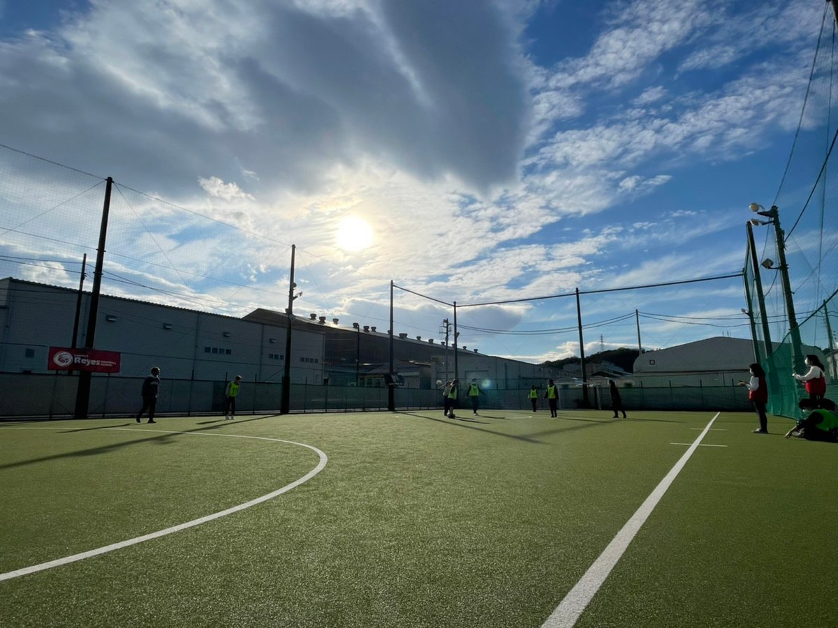 FutsalForTwo's tweet photo. 11月の4日(日)にアディダスフットサルパーク横浜金沢で【FutsalForTwo2021】が開催されました！

全部で7チームの総当たり戦　合計21試合＋ドリブルリレーを行い、
合計で1925給食を発展途上国の方に寄付することが出来ました🍱

参加してくださった皆様本当にありがとうございました😆💓 https://t.co/KKhi2uYFZM