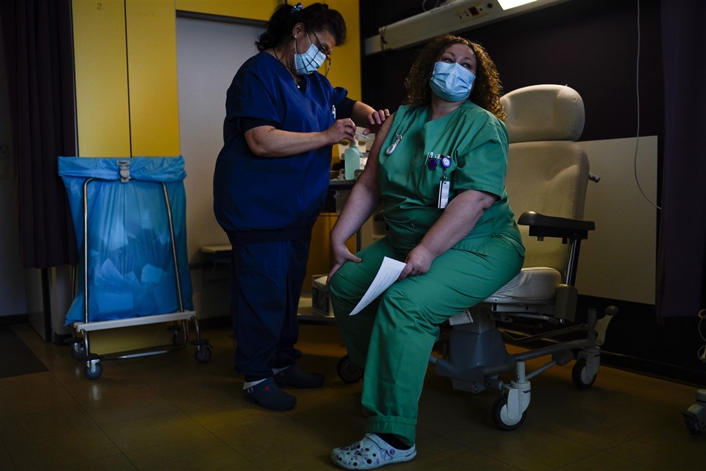 RTLnieuws's tweet photo. Ongevaccineerd zorgpersoneel krijgt volgend jaar ontslag in België | Liveblog
https://t.co/XGrfBkIDJg https://t.co/Yl9JgkHNqZ