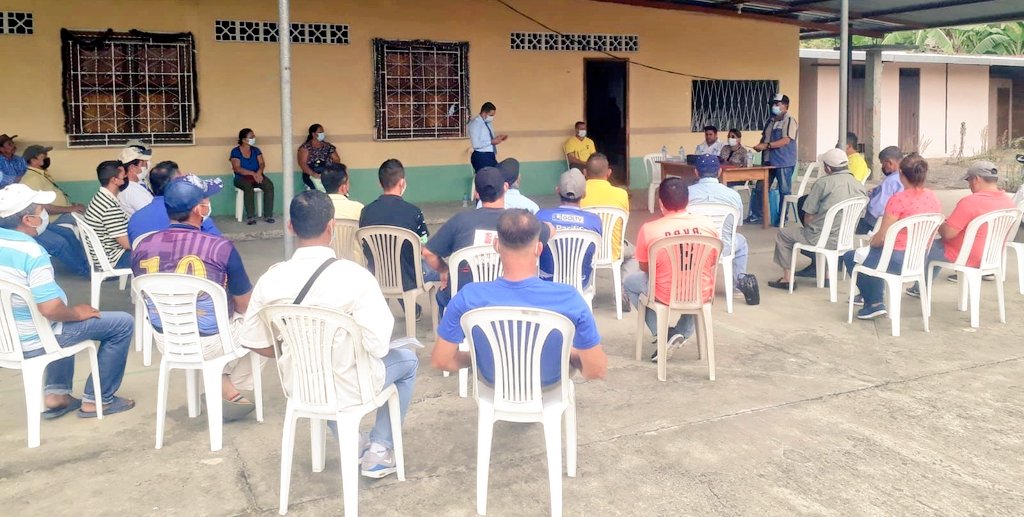 Agricultura_CZ4's tweet photo. Socializamos el acceso a crédito en @BanEcuadorBP y el seguro agrícola como parte de los servicios que brinda el @AgriculturaEc a productores agrícolas de los cantones #SantaAna y #Portoviejo, previo al inicio de   siembra para la estación invernal 2022.
#JuntosLoLogramos https://t.co/hDt6CWK8Qs