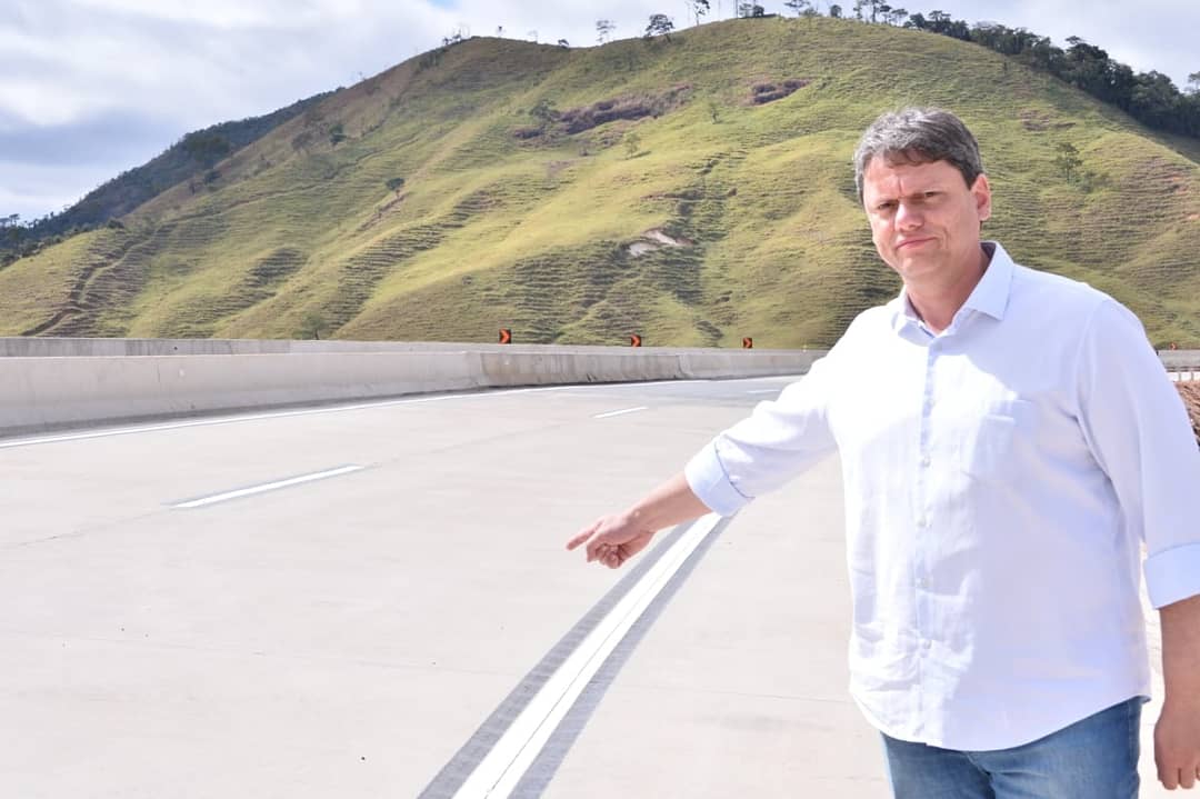 Parece manifestação do MBL, mas é só o <a href="/tarcisiogdf/">Tarcísio Gomes de Freitas</a> entregando mais uma obra.