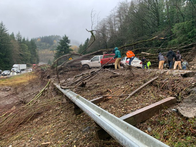 SprinceA's tweet photo. Heading into Bellingham. All lanes of North 5 closed due to a mudslide. Thanks @wspd7pio https://t.co/h3fR7V3SHl