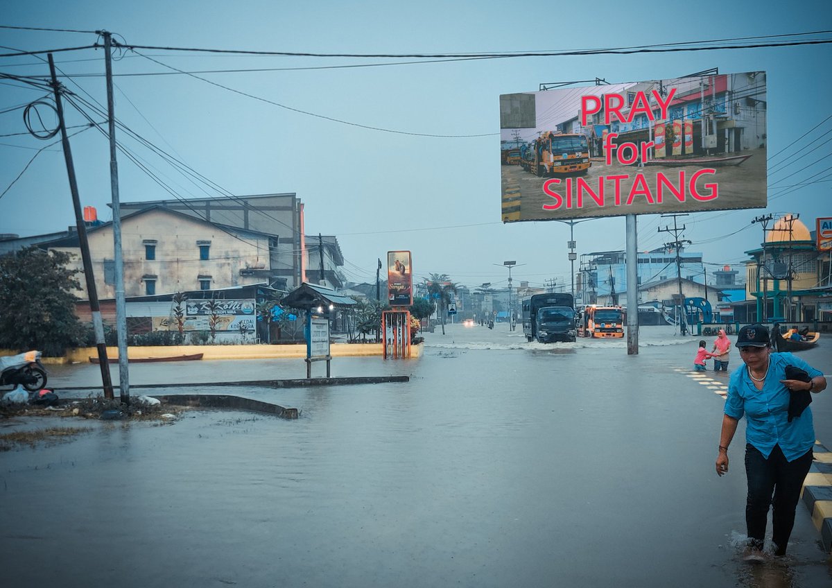 emon_sugesti's tweet photo. #prayforsintang
#SintangBanjir
#PhotoOfTheDay
#photography
#OnePlus https://t.co/c7o49xX5vA
