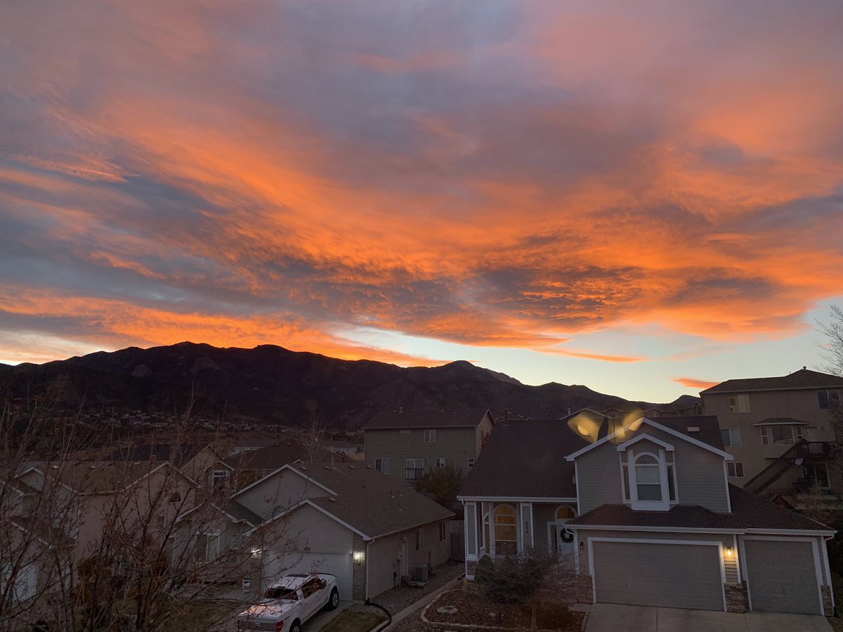 Emcee_Alister's tweet photo. Every night around this time I just stand outside and stare at this view https://t.co/1Lx3TjV0el