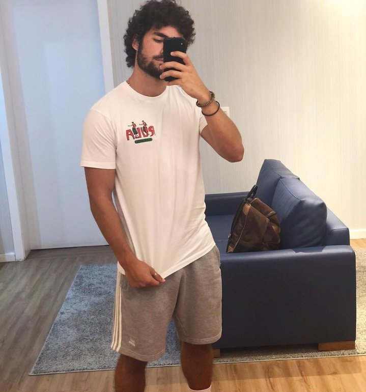 ju4nzitto's tweet photo. falaram que hoje a noite tem festa na praia https://t.co/JhQg3R4VIP