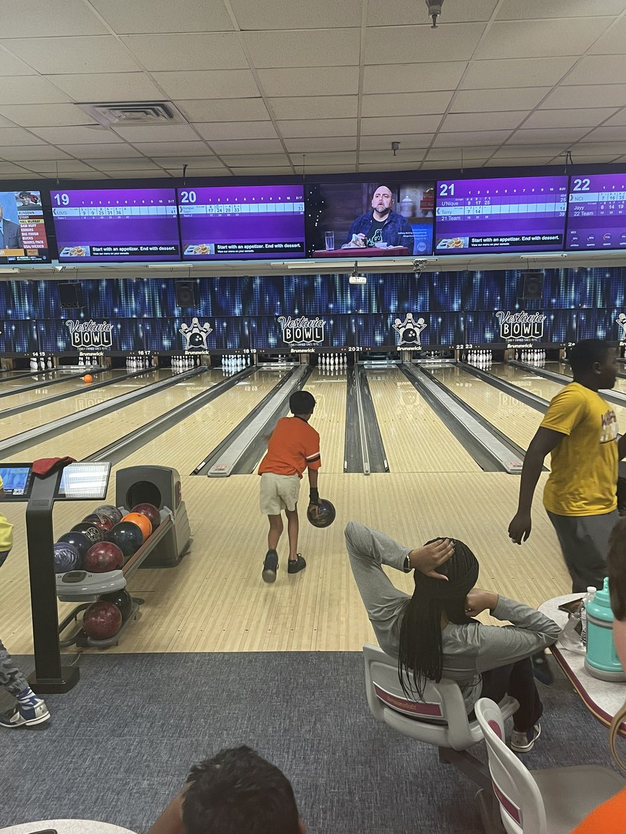 apPSDavis's tweet photo. It was great to see these kiddos in action @vestaviabowl.  They are amazing.  I love how they cheer and support each other. #bumpusway @BucsBumpus @RFBumpus @principaldburke https://t.co/DRsFwcKOxe