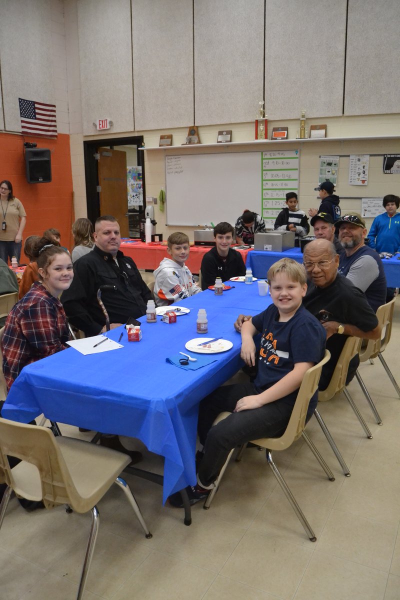 Orangefield_ISD's tweet image. OJH StuCo hosted their annual Veterans Breakfast last Friday in honor of Veterans Day.  Student Council had the pleasure of serving 14 local veterans, as well as their family members. Guests were served breakfast &amp;amp; were given gifts of candy and patriotic hand-painted rocks.