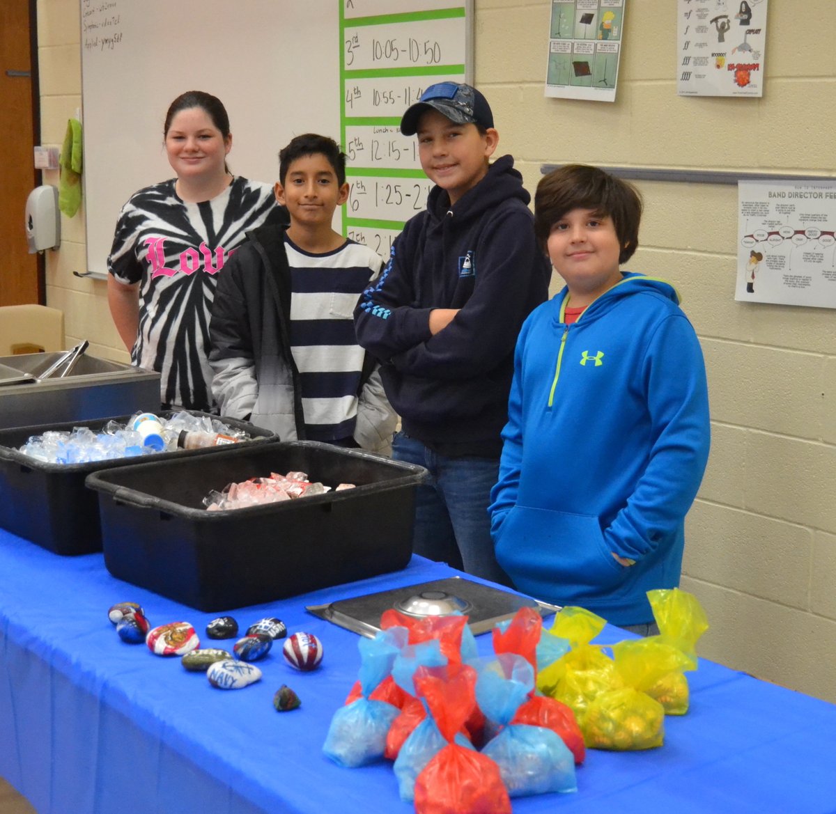 Orangefield_ISD's tweet image. OJH StuCo hosted their annual Veterans Breakfast last Friday in honor of Veterans Day.  Student Council had the pleasure of serving 14 local veterans, as well as their family members. Guests were served breakfast &amp;amp; were given gifts of candy and patriotic hand-painted rocks.