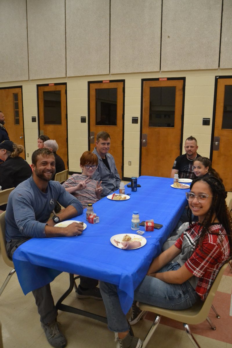 Orangefield_ISD's tweet image. OJH StuCo hosted their annual Veterans Breakfast last Friday in honor of Veterans Day.  Student Council had the pleasure of serving 14 local veterans, as well as their family members. Guests were served breakfast &amp;amp; were given gifts of candy and patriotic hand-painted rocks.
