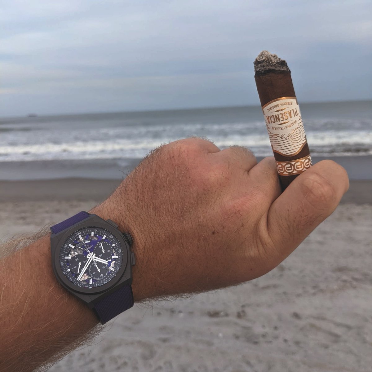 BespokeUnit's tweet photo. Cocoa Beach sunset with the @plasenciacigars Reserva Original and new #womw @zenithwatches #Defy21 Ultraviolet #zenithwatches #ElPrimero #bespokeunit https://t.co/vAErgMSfQ8