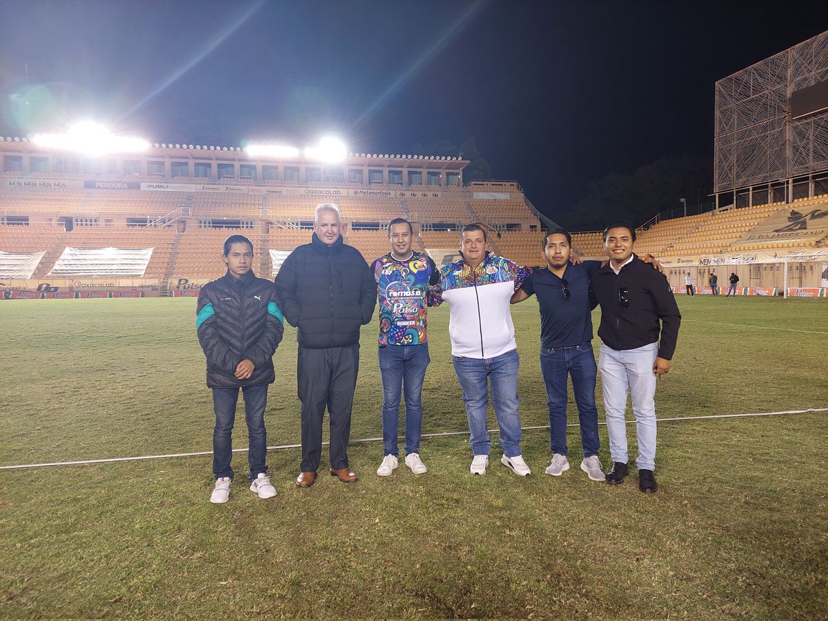 rioax74's tweet photo. #AlMomento A ras de pasto la final de torneo de futbol entre Lobos y Holanda Jr, organizado por @CONLABOROaxaca y @AlebrijesOaxaca, siempre en apoyo al deporte impulsando a los jóvenes en #Oaxaca. @DavidAguilarHe_ @AlebrijesOaxFB https://t.co/q4mQxVfEcq